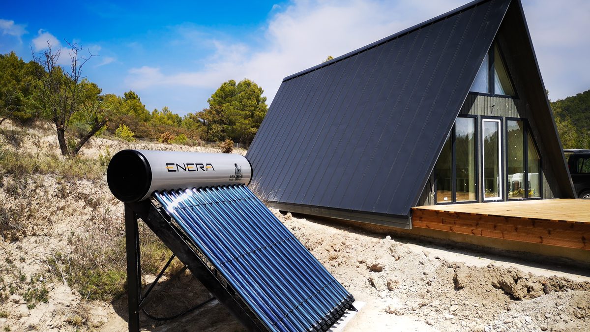 Chauffe-eau solaire avec ballon et capteurs à tubes sous vide