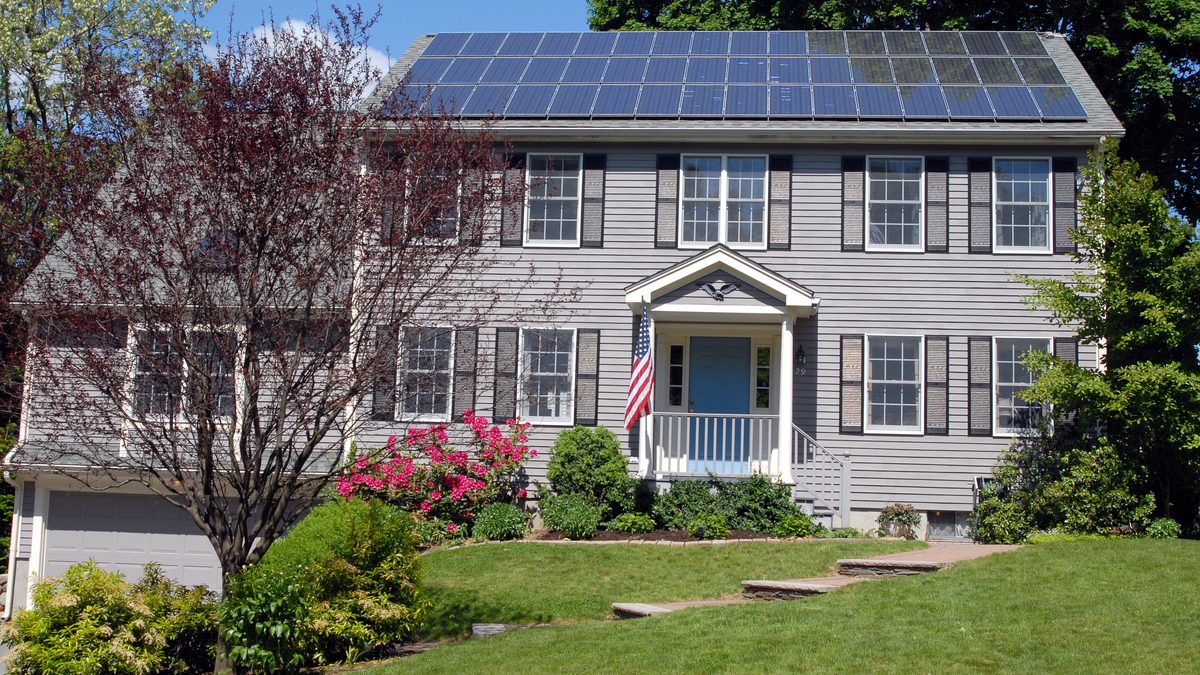 Modules photovoltaïques posés sur le toit d’une maison